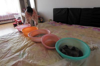 海曙楼上漏水，住户失联，小区没物管，业主维权难！律师来支招……